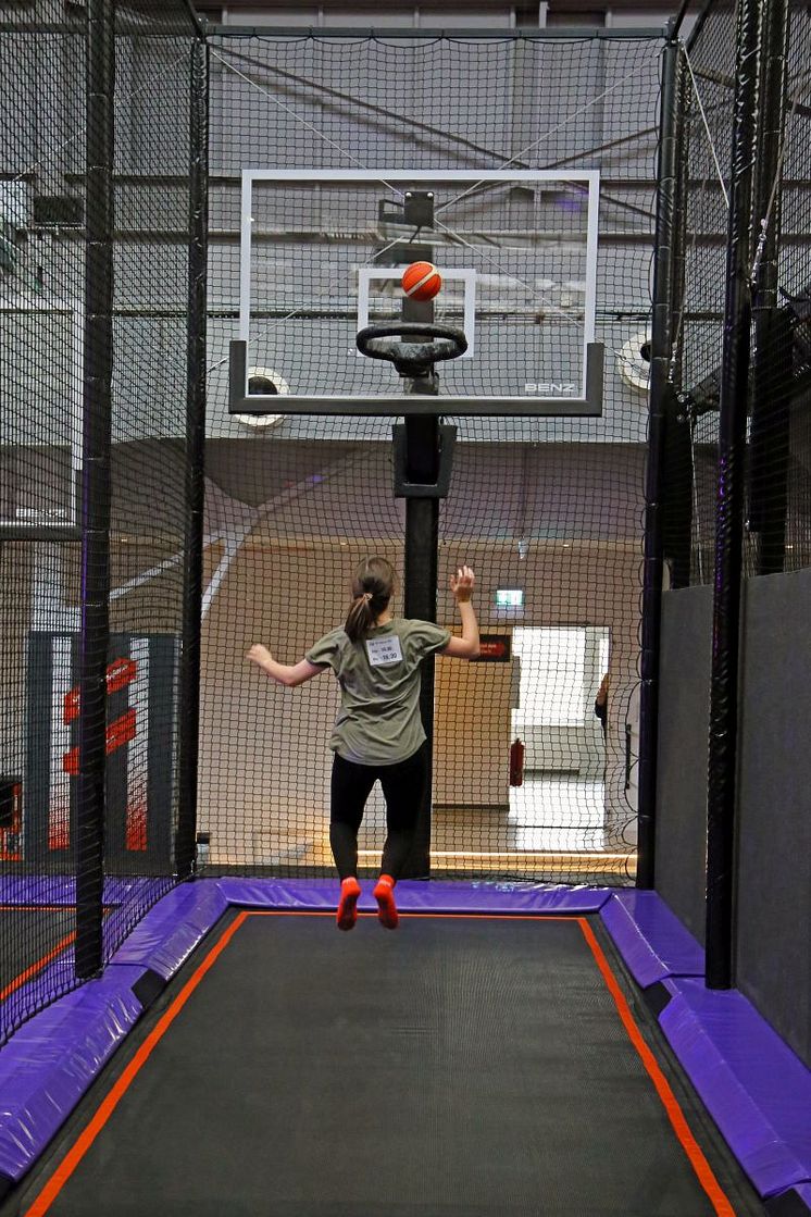 Für Basketball Fans gibt es im JUMP House Leipzig den SlamJUMP mit Körben in drei verschiedenen Höhen