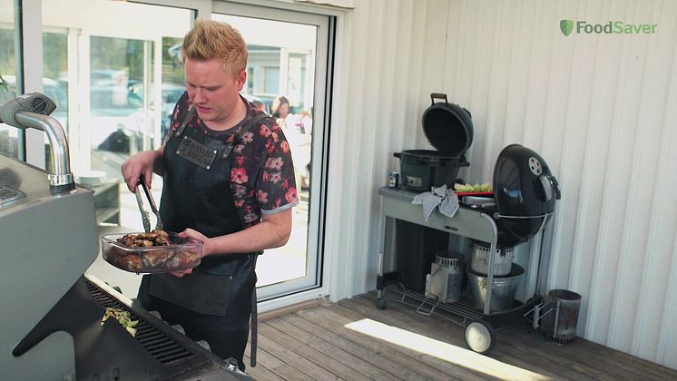 Andreas Mathiasson snabbmarinerar kyckling med vakuumförpackare