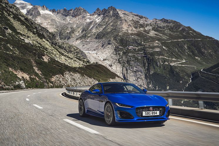 Jag_F-TYPE_R_21MY_Velocity_Blue_Reveal_Switzerland_02.12.19_06