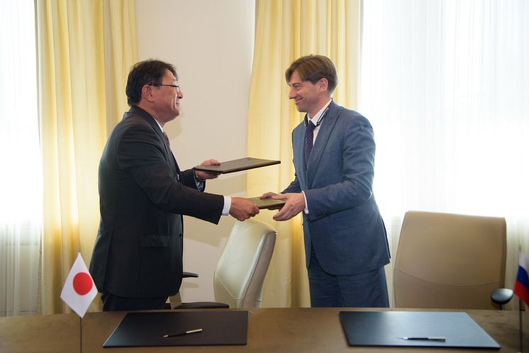 Kirill Lipa, CEO of Transmashholding, and Kiyoshi Nakata, Deputy COO Rolling Stock of Railway Systems Business Unit, Hitachi sign a Joint Venture agreement