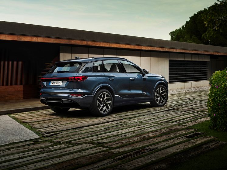 Audi Q6 e-tron quattro (Plasmablå metallak)