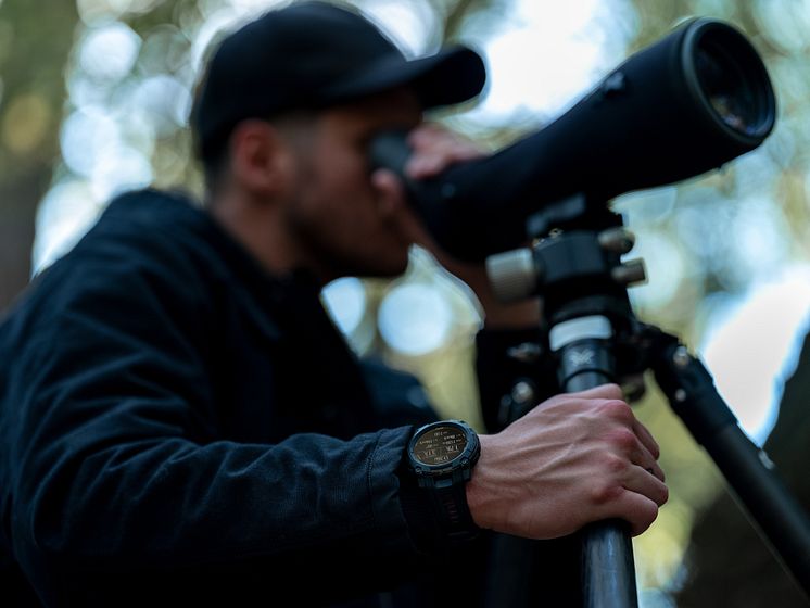 Garmin Instinct 3 Tactical_Lifestyle_1.jpg