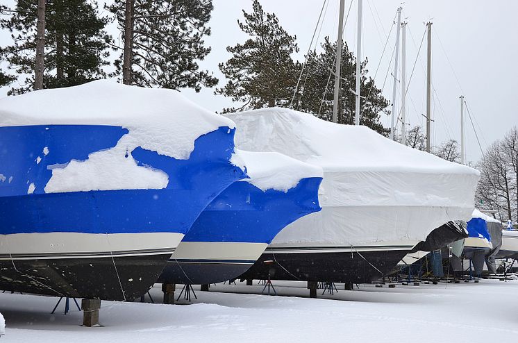 High res image - Sika - Snow on boats