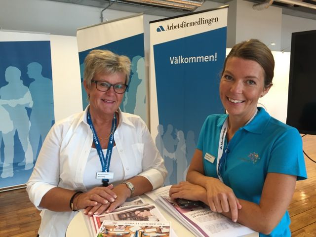 Anna Henebäck, till höger, och Anita Friberg finns på plats i Arbetsförmedlingens monter under hela mässan.