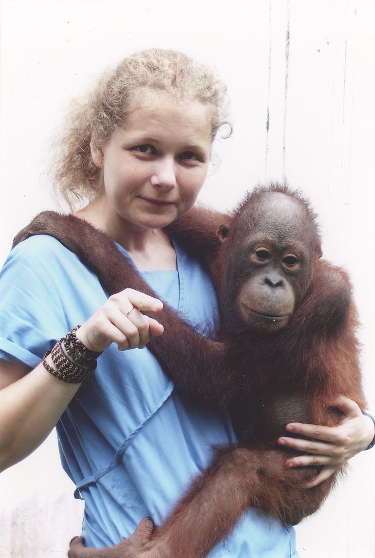 Julia Cissewski bei einem Besuch der Auffangstation auf Borneo