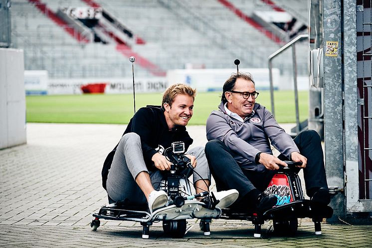 Die berühmte Eau de Toilet Kurve: Rosberg & Lienen kriegen sie!