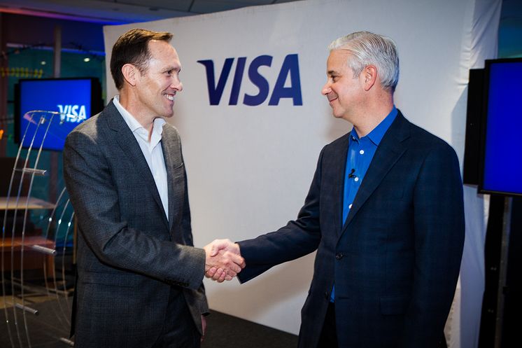 Nicolas Huss, CEO Visa Europe (links) und Charles W. Scharf, CEO Visa Inc. (rechts)