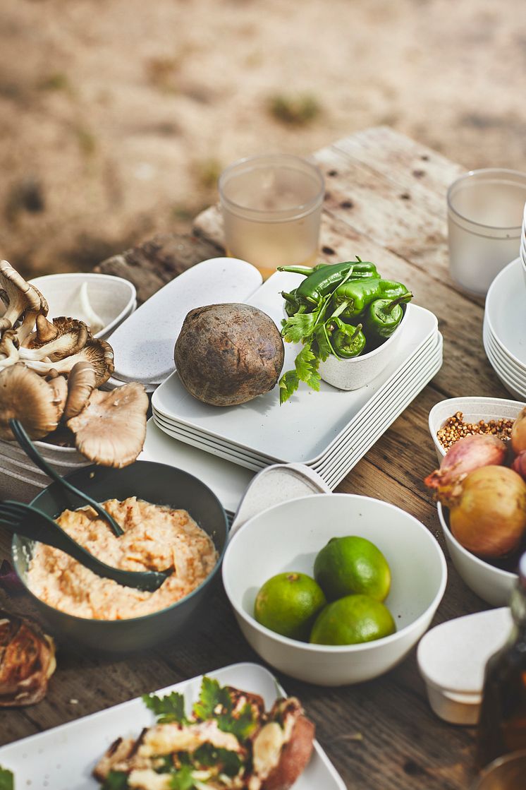 Stacked plates & ramenbowls- cream & sage green.jpg