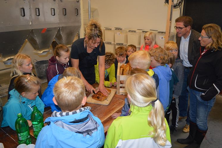 Bodil Møller bager med skolebørn