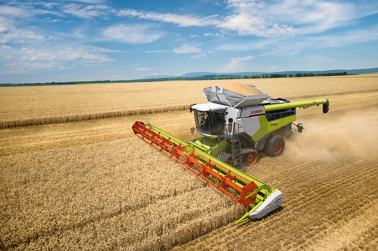 374196 LEXION combine harveste