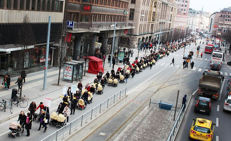 Barnvagnsmarschen 2012 det långa tåget 