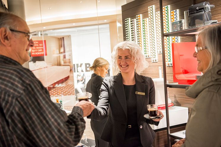 Kaffespesialist Marte Heggdal deler ut kaffe i Nespresso sin nye pop-up Boutique