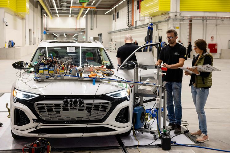 Forberedelser til en kollisionstest i Audi Vehicle Safety Center