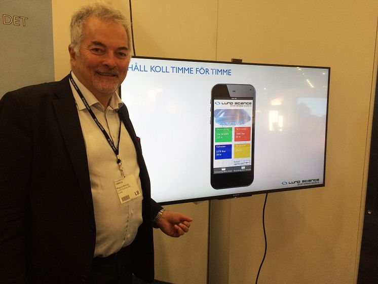Magnus Bolmsjö visar appen som informerar om förbrukningen i fastigheten