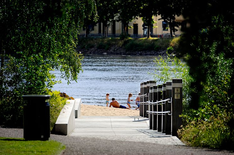 Familj på stranden i Sandgrundsparken