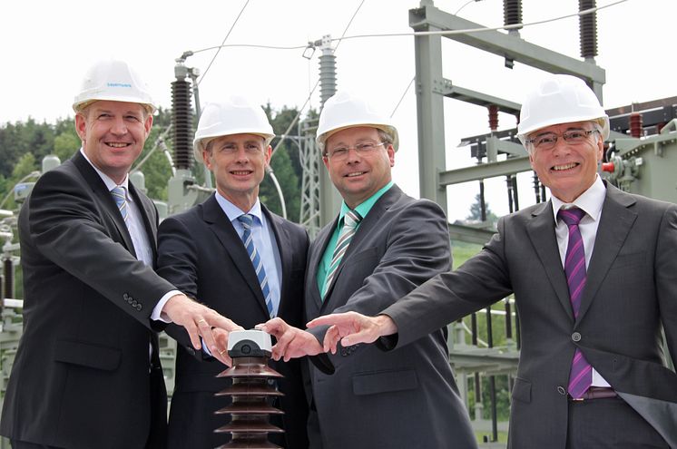 Foto: Den symbolischen Startknopf drückten Peter Ketterl, Leiter Netzdienste Oberpfalz, Dr. Egon Westphal, Vorstand Technik (beide Bayernwerk), Bürgermeister Thomas Dengler und stv. Landrat Franz Reichold (von links).