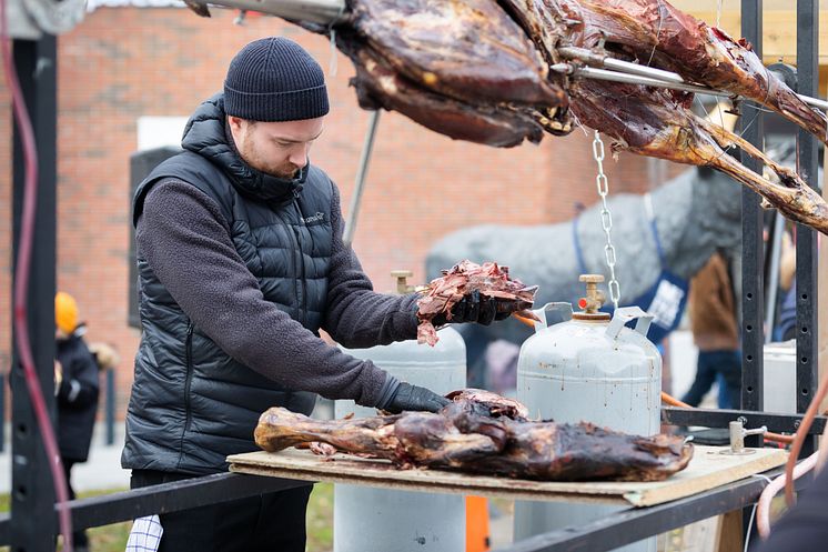ELG - Johannes Barli fra Hygga Fjellkro står for helgrilling av elg på matmarkedet -  FOTO Ringsaker kommune.JPG