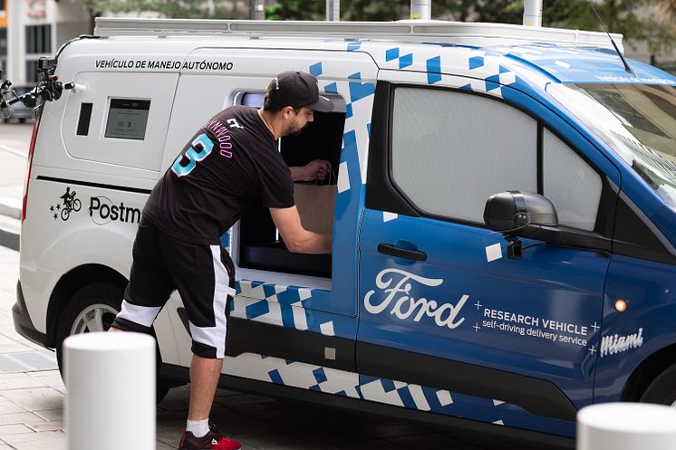 Rozvážkový automobil Ford bez řidiče 5