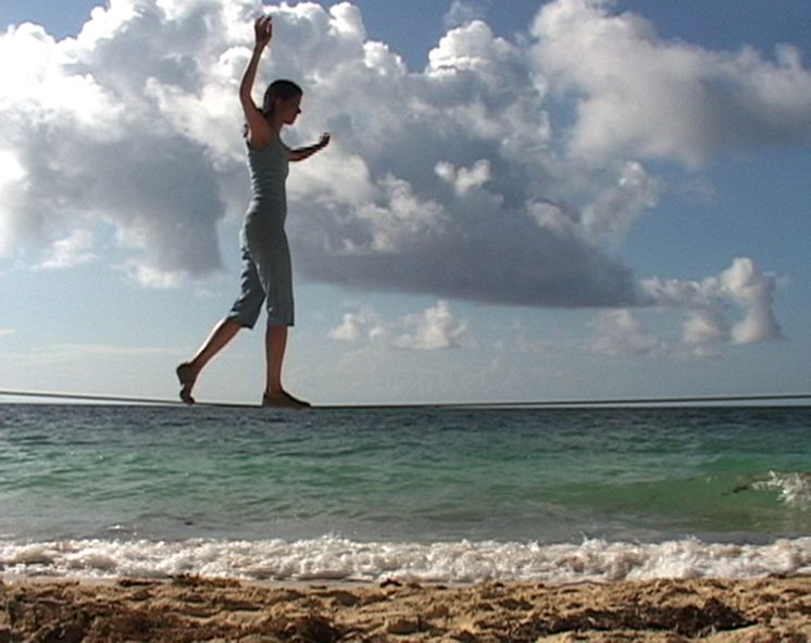 Stillbild från video: Janine Antoni, 'Touch', 2002. Samling Magasin III Museum & Foundation for Contemporary Art.