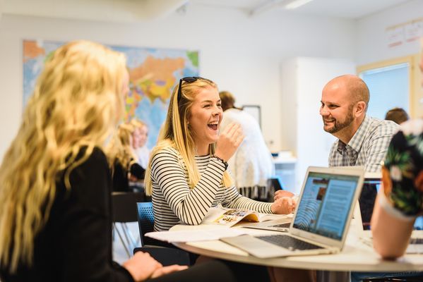 Elever och lärare på Erlaskolan Östra