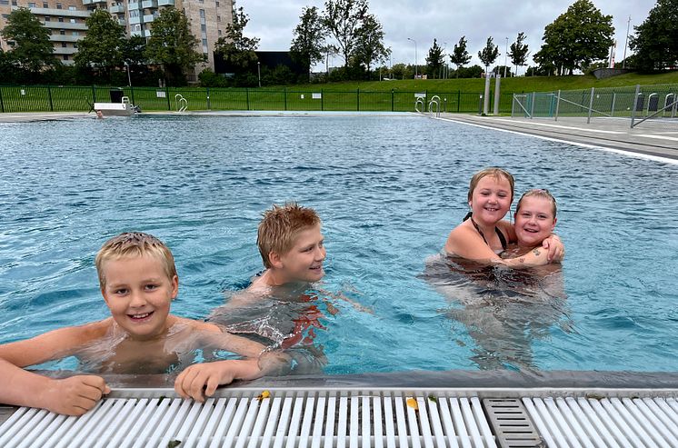 Elever på sommarsimskolan på Drottninghögsbadet