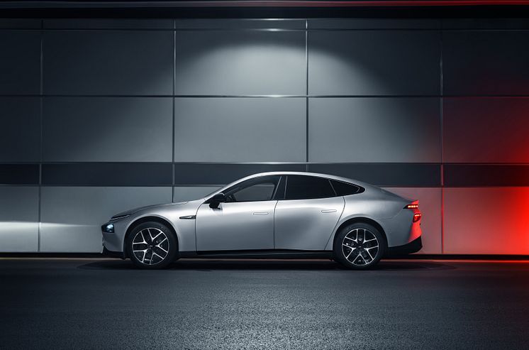 2023 P7 Side Profile City Night.jpg