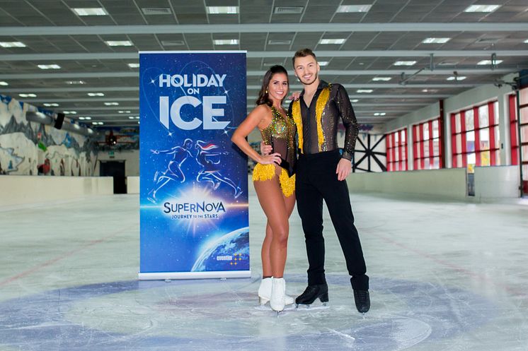 Gaststar Sarah Lombardi stellt mit HOLIDAY ON ICE Hauptdarsteller Wesley Campbell neue Show SUPERNOVA in Frankfurt vor