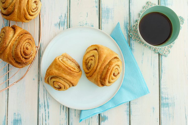 Deutschland_Hausgemachte_Franzbrötchen_und_eine_Tasse_Kaffee