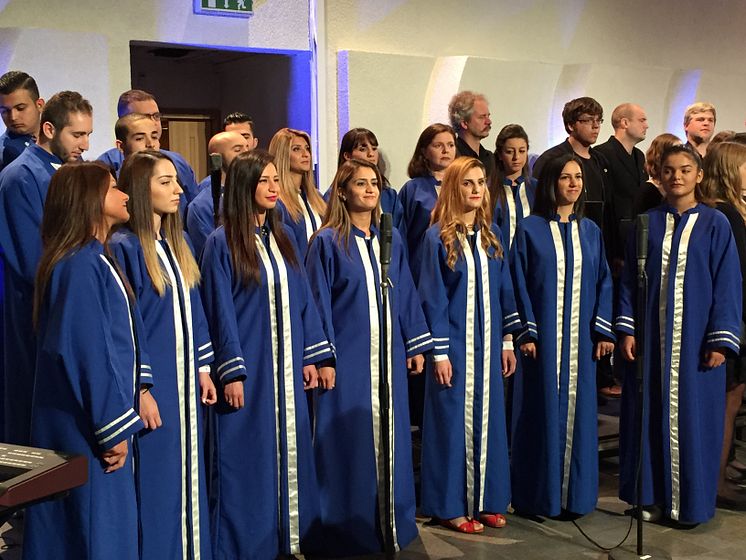 St. Josefs kyrkokör sjunger under TV-sänd mässa i St. Ansgar katolska församling i Södertälje