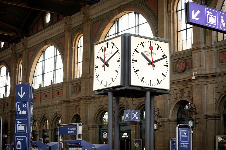 Bahnhofsuhr Im Zuercher Hauptbahnhof