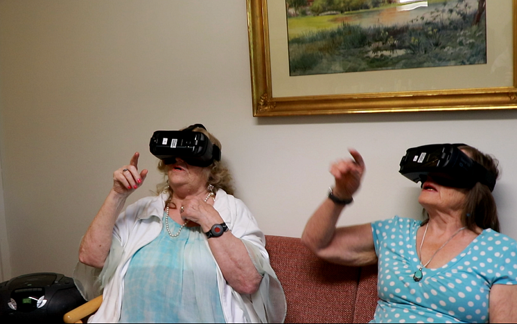 Äldre testar virtual reality i Södertälje.