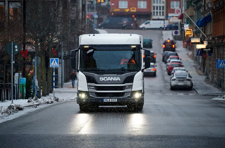 Scania kuorma-auto L320 kaupunkiympäristössä