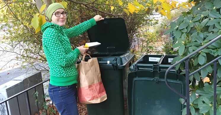 Emma Hilmersson sorterar plast- och pappersförpackningar nära hemmet. 