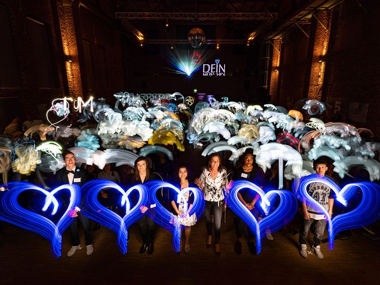 Der Lichtkünstler Ulrich Tausend malt zusammen mit 400 Gästen ein Lichtbild zum 5. Jubiläum von DEIN MÜNCHEN