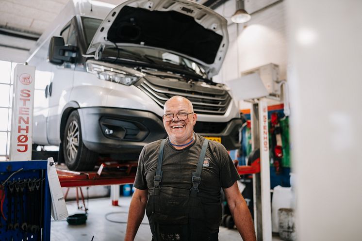 Billede 2 - Mekaniker Jens Møller er glad for sit arbejde hos HLT, og værkstedet får ros af kunderne - 'HLT går en ekstra mil for kunderne'