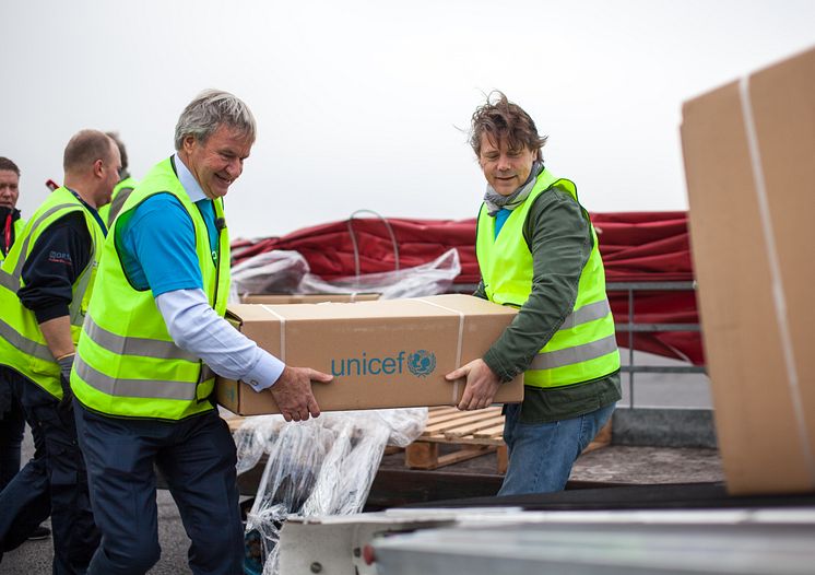 Norwegianin toimitusjohtaja Björn Kjos ja Norjan UNICEFin pääsihteeri Bernt G. Apeland
