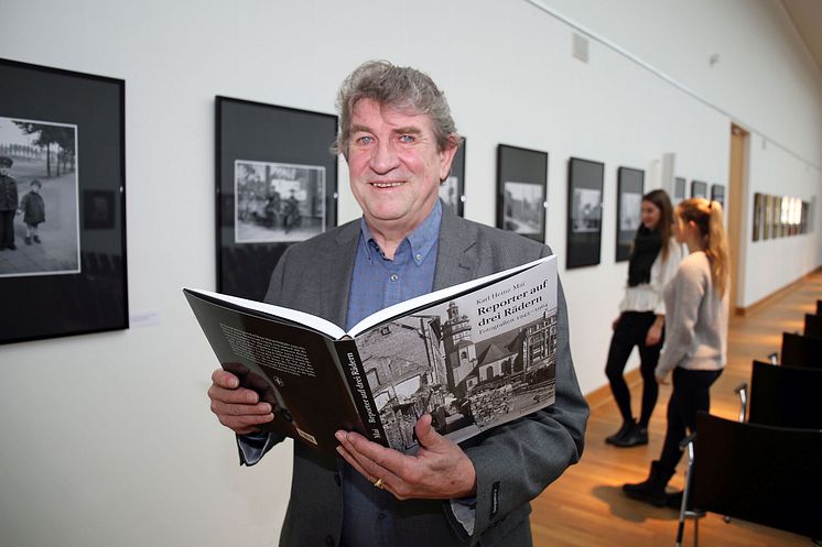 Karl Detlef Mai präsentiert den Bildband "Reporter auf drei Rädern"