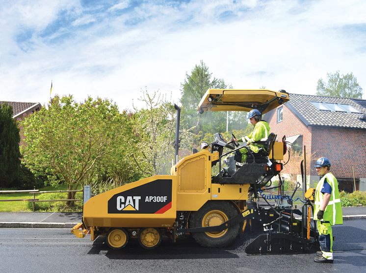 Cat AP300F asfaltsläggare i arbete från sidan