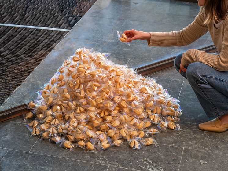 Félix González-Torres, Untitled (Fortune Cookie Corner), 1990. installation view