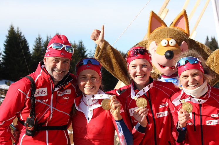 Gulljentene og trener Roger Grubben,stafett junior kvinner,junior-vm 2016