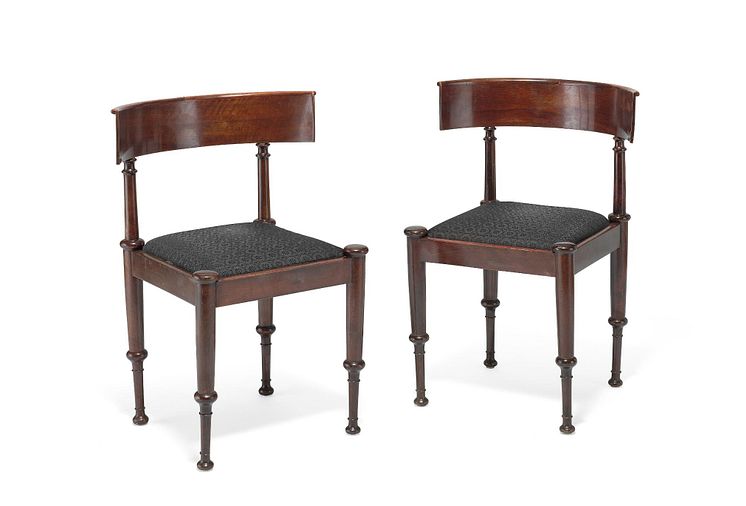 Constantin Hansen- Et par klismos stole af mahogni, hver med løst sæde betrukket med hestehår. Ca. 1845-52