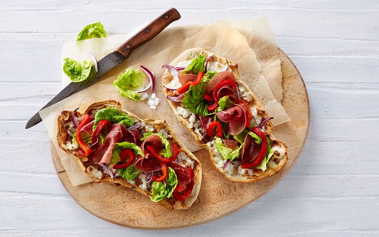 Grovpizza med hytteost og grillede peberfrugter