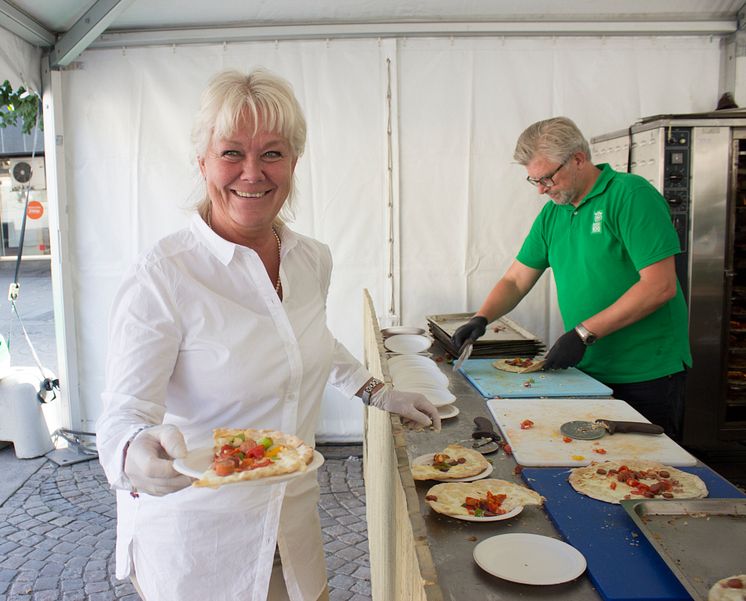 Helen Persson, chef Medlemsverksamheten på Konsumentföreningen Stockholm, hjälper till med pizza-logistiken
