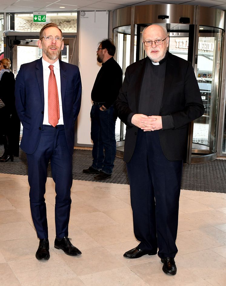 Kardinalen och socialministern i Älvsjö.JPG
