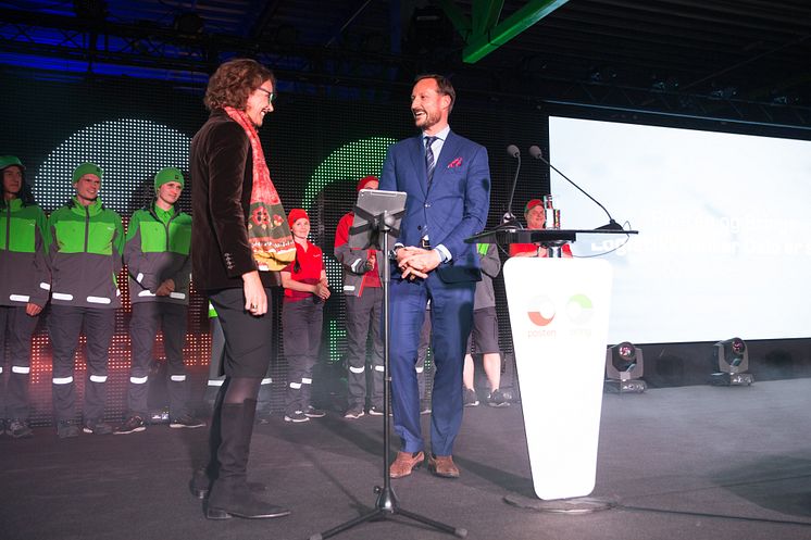 HKH kronprins Haakon åpnet Logistikksenter Oslo, her på scenen med konsernsjef Tone Wille.