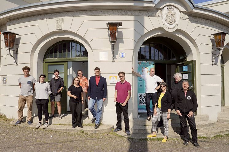 Mitglieder des Runden Tischs Leipziger Spielstätten vor dem Felsenkeller