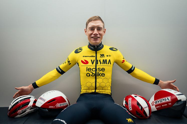 Jonas Vingegaard med alle sine Bygma hjelme.jpg