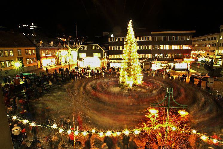 Walk around the Christmas tree in Tromsø - Photo - Yngve Olsen Saebbe_www.nordnorge.com.jpg