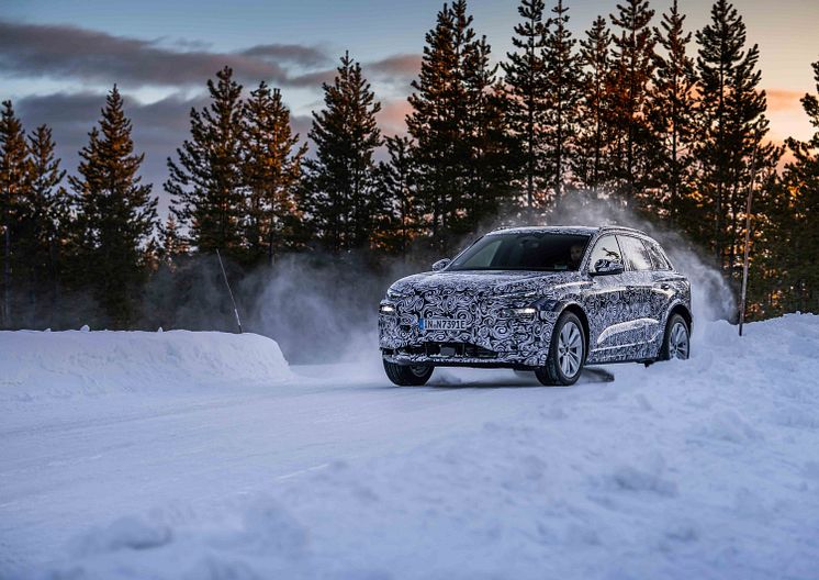 Produktionsnära Audi Q6 e-tron på tester i norr