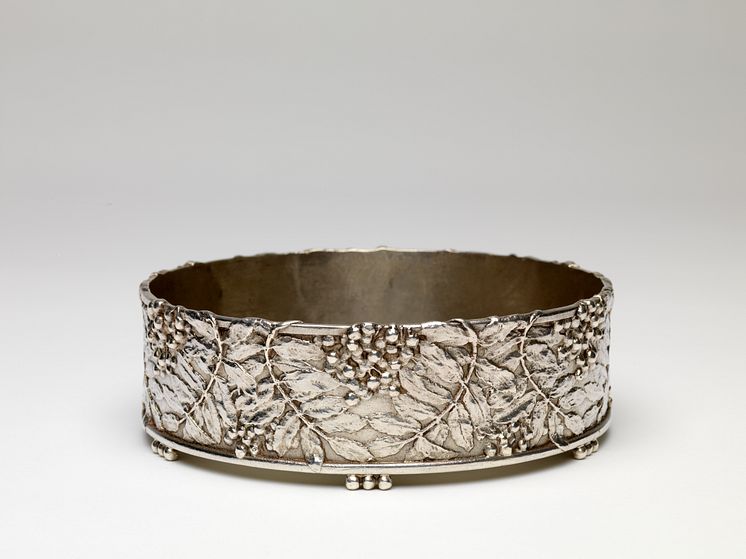 Prins Eugen, Rönnbärsskålen, 1897. Silver, 6 x 18,6 cm. 